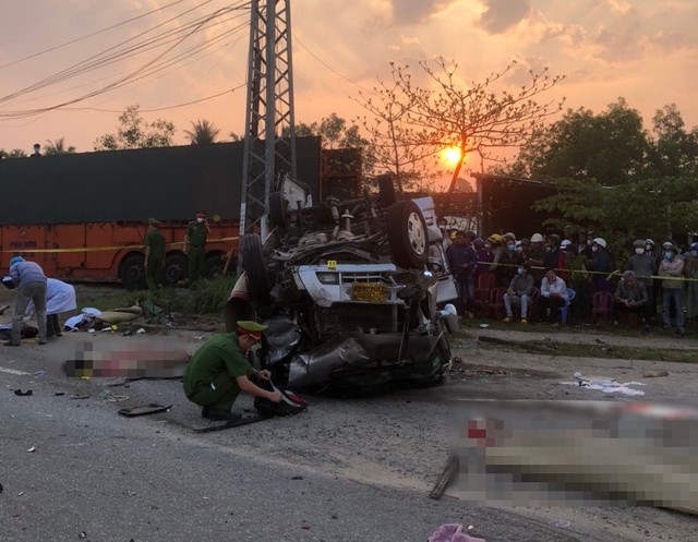 Vụ tai nạn thảm khốc ở Quảng Nam: Vợ nạn nhân khóc nghẹn tại hiện trường - Ảnh 2.