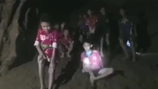 Đội bóng nhí bị mắc kẹt trong hang ngập nước ở Thái Lan sau 5 năm được giải cứu:  - Ảnh 4.