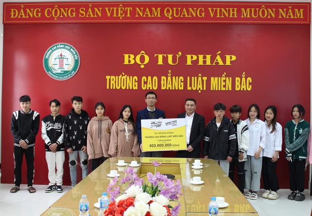 Học sinh vùng cao vui mừng nhận sữa từ quỹ phát triển tài năng Việt - Ảnh 1.