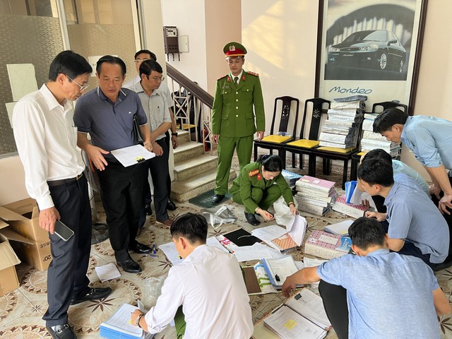 Bắt Giám đốc, 2 Phó Giám đốc Trung tâm đăng kiểm xe cơ giới Thừa Thiên Huế - Ảnh 2.