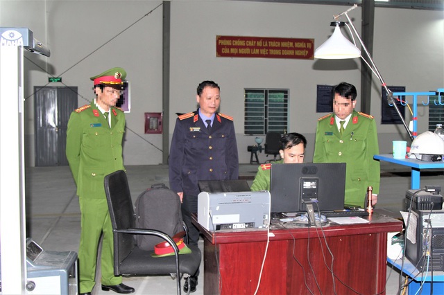 Thêm lãnh đạo 1 trung tâm đăng kiểm ở Nghệ An bị bắt giữ - Ảnh 2.