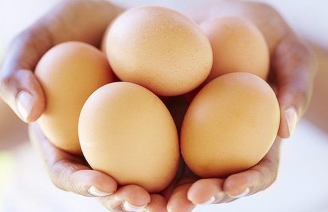 Trứng gà giá rẻ được bán tràn lan vỉa hè Hà Nội, chuyên gia chỉ rõ 4 mẹo chọn trứng gà sạch và ngon không phải ai cũng biết - Ảnh 3.
