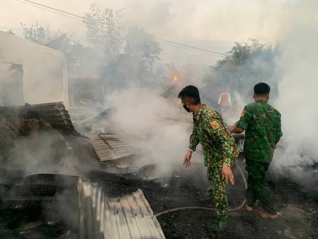 Nhiều nhà dân tại Quảng Nam cháy dữ dội trong đêm - Ảnh 3.