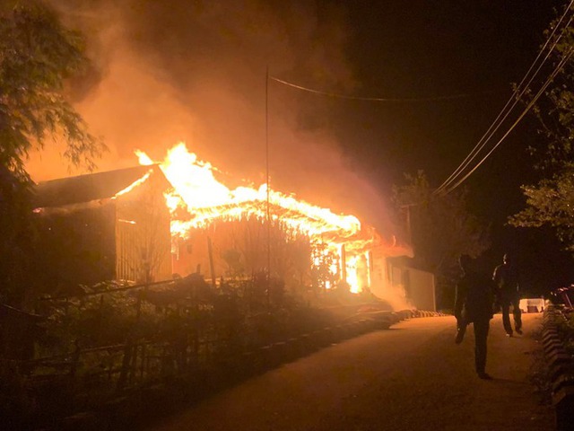 Nhiều nhà dân tại Quảng Nam cháy dữ dội trong đêm - Ảnh 2.