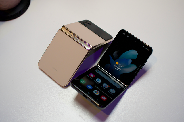 Khám phá 5 mẫu điện thoại gập đôi màn hình tốt 2023 - Ảnh 3.