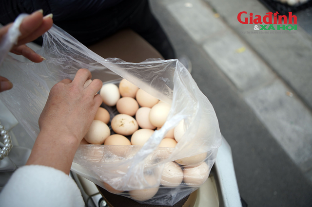 Hà Nội: Xuất hiện nhiều điểm bán trứng gà 'giải cứu', giá siêu rẻ - Ảnh 8.