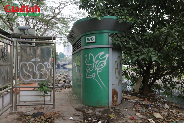 Kinh hãi các nhà vệ sinh công cộng tại thủ đô Hà Nội - Ảnh 2.