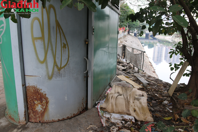 Kinh hãi các nhà vệ sinh công cộng tại thủ đô Hà Nội - Ảnh 3.