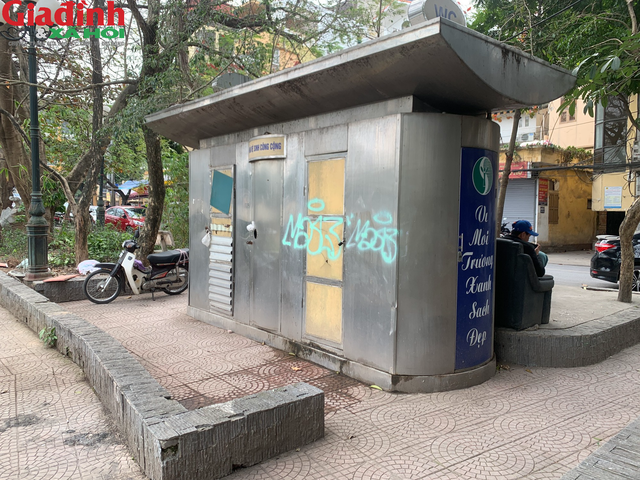 Kinh hãi các nhà vệ sinh công cộng tại thủ đô Hà Nội - Ảnh 8.