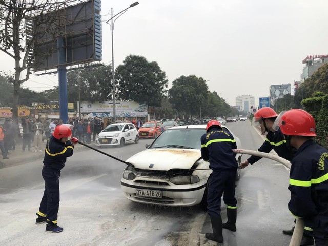 Nghệ An: Xe ô tô bỗng bốc cháy trên đường
 - Ảnh 2.