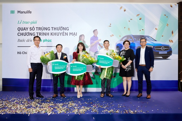 Manulife Việt Nam tiếp tục tri ân khách hàng, công bố 3 chủ nhân trúng thưởng xe Mercedes - Ảnh 1.