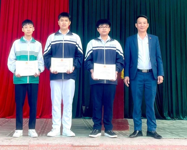 Trên đường đến trường, ba học sinh Quảng Ninh nhặt được 10 triệu đồng đánh rơi  - Ảnh 2.