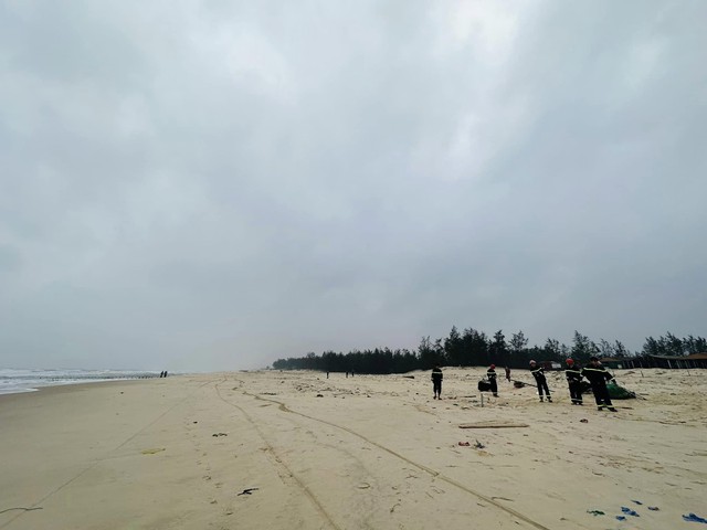 Tìm kiếm nam thanh niên nghi mất tích tại bãi biển ở Quảng Trị - Ảnh 1.