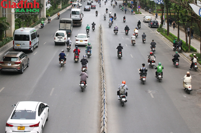 Sau hơn nửa năm thí điểm phân làn, tình hình giao thông trên đường Nguyễn Trãi hiện giờ ra sao? - Ảnh 3.