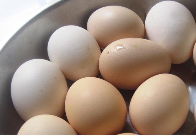 Khác trứng gà giải cứu, loại trứng gà này lại được săn đón với giá cao gấp vài chục lần - Ảnh 2.