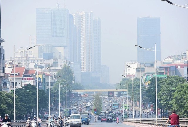 Không khí Hà Nội hôm nay: Cảnh báo ảnh hưởng của tia UV đến sức khoẻ người dân  - Ảnh 1.