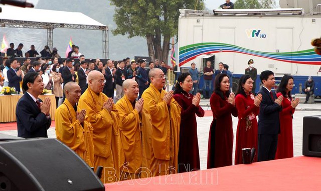 Hàng ngàn du khách, phật tử tham gia Hội Xuân Tam Chúc 2023 - Ảnh 2.