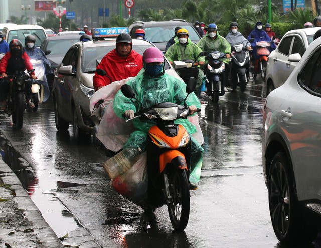 Hà Nội mưa phùn nặng hạt, người dân di chuyển khó khăn - Ảnh 3.