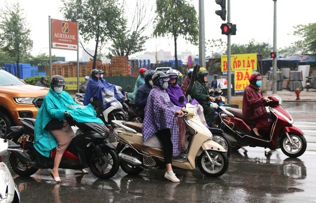Hà Nội mưa phùn nặng hạt, người dân di chuyển khó khăn - Ảnh 8.