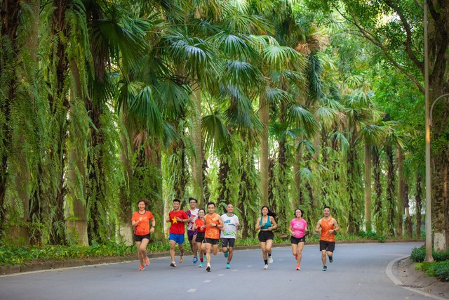 Trải nghiệm độc đáo tại cung đường Ecopark Marathon 2023 - Ảnh 8.