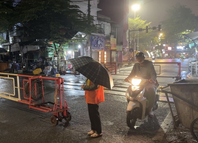 Người dân bất chấp hiệu lệnh, băng qua đường tàu tiềm ẩn nhiều nguy cơ gây TNGT - Ảnh 3.