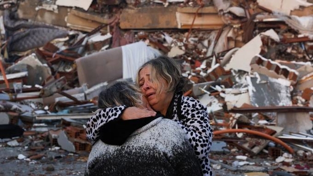 Khoảnh khắc xúc động đến tâm can trong vụ động đất khiến hàng nghìn người chết: Bé trai ôm chầm lấy mẹ, bé gái vẫn mỉm cười khi đang che chắn cho em dưới đống đổ nát - Ảnh 6.