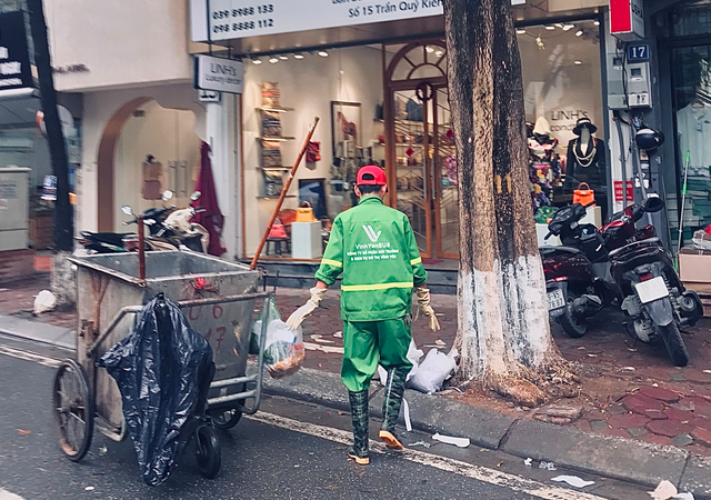 Những người lao công tận tâm trên khắp các con phố Hà Nội trong ngày mưa phùn giăng mắc - Ảnh 3.