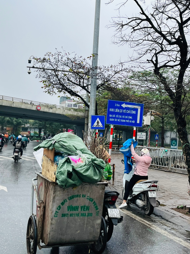 Những người lao công tận tâm trên khắp các con phố Hà Nội trong ngày mưa phùn giăng mắc - Ảnh 6.