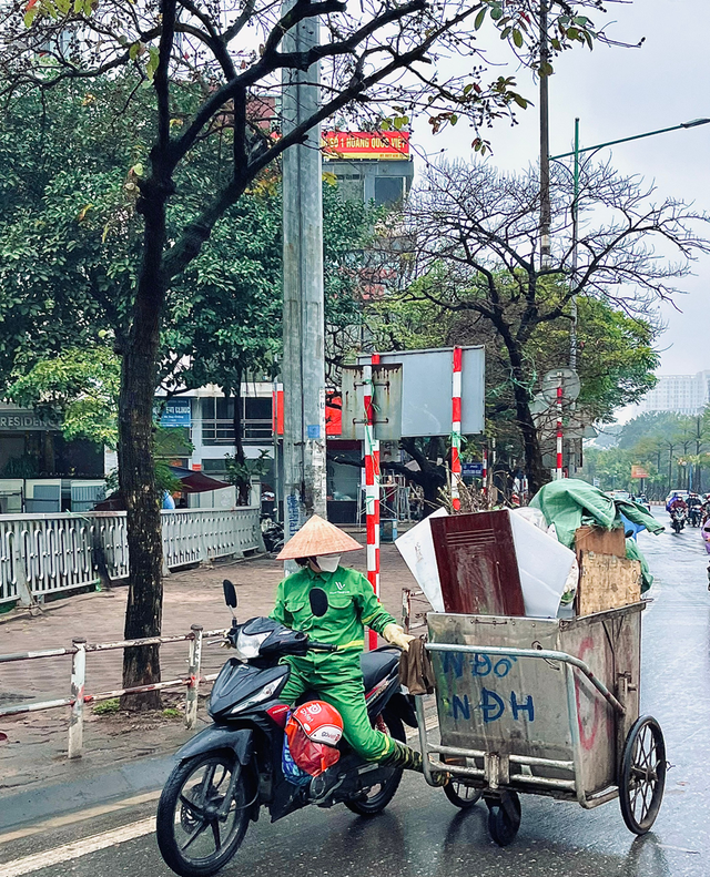 Những người lao công tận tâm trên khắp các con phố Hà Nội trong ngày mưa phùn giăng mắc - Ảnh 7.