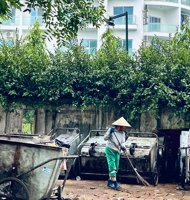 Những người lao công tận tâm trên khắp các con phố Hà Nội trong ngày mưa phùn giăng mắc - Ảnh 11.