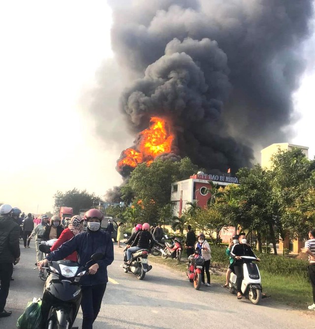 Hải Dương: Huy động hơn 100 cán bộ, chiến sĩ dập lửa vụ cháy Công ty CP Tập đoàn Hồng Lạc - Ảnh 1.