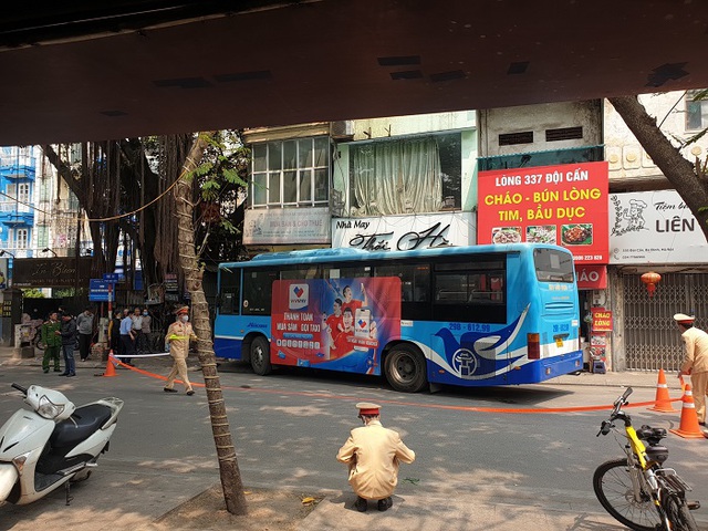 Hà Nội: Xe bus đâm vào nhà dân trên phố Đội Cấn khiến nhiều người bị thương - Ảnh 2.