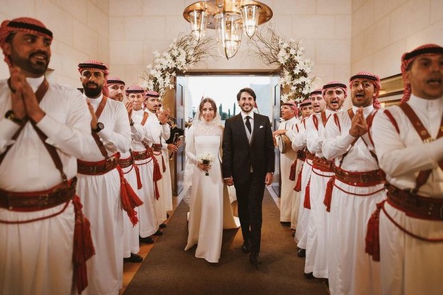 Choáng ngợp hình ảnh đám cưới đẹp như cổ tích của công chúa Jordan: Cô dâu xuất hiện với nhan sắc cực phẩm bên chú rể là nhà tài phiệt - Ảnh 3.