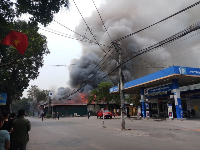 Cháy kho vật liệu của một cây xăng ở quận Nam Từ Liêm - Ảnh 2.