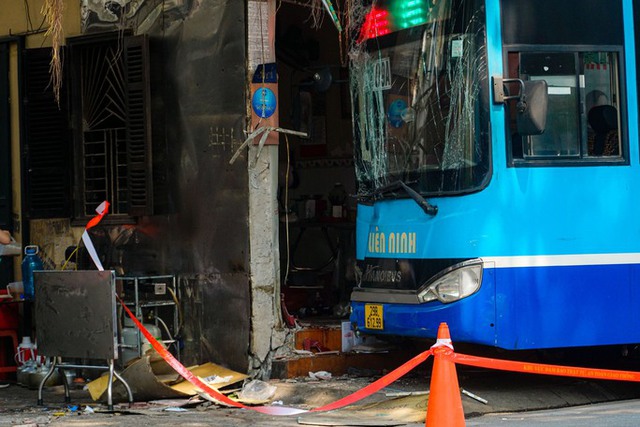 Hình ảnh hiện trường xe buýt lao lên vỉa hè trên phố Đội Cấn khiến nhiều người bị thương - Ảnh 5.