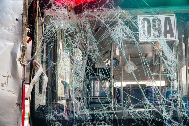 Hình ảnh hiện trường xe buýt lao lên vỉa hè trên phố Đội Cấn khiến nhiều người bị thương - Ảnh 6.
