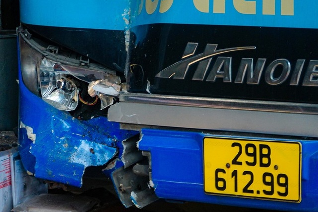 Hình ảnh hiện trường xe buýt lao lên vỉa hè trên phố Đội Cấn khiến nhiều người bị thương - Ảnh 7.