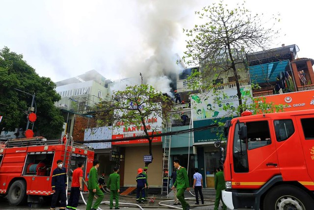 Gần 30 chiến sỹ kịp thời dập tắt đám cháy trên đường Trần Phú - Ảnh 2.