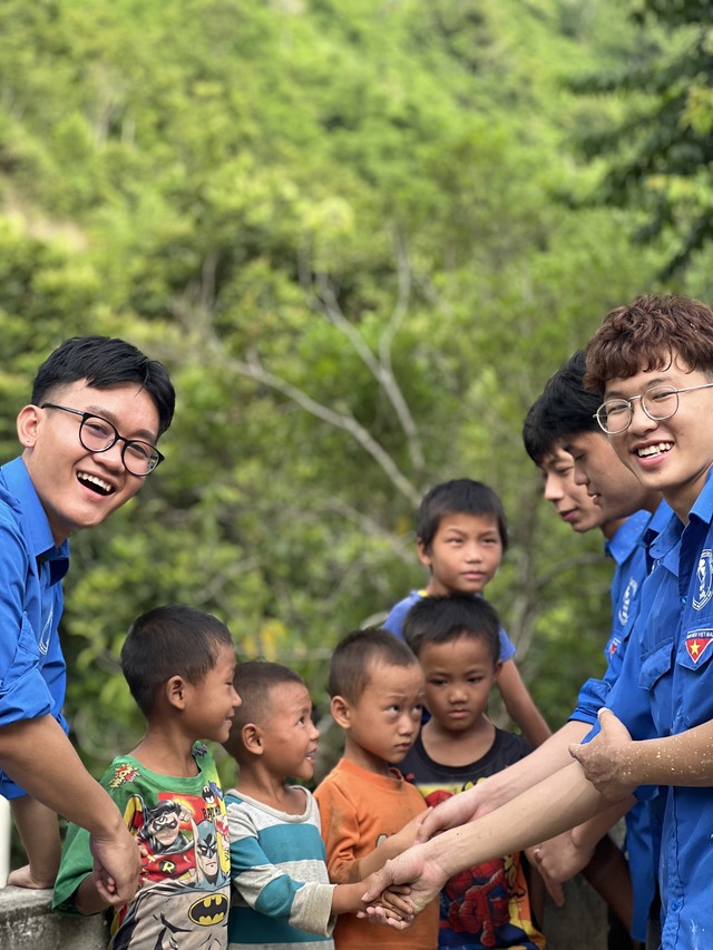 CẦU VỒNG TRÊN BẢN - Sinh viên trường Đại học Thương mại mang &quot; Nắng ấm&quot; đến Mường Lý - Ảnh 9.