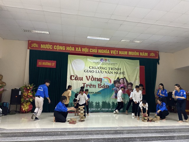 CẦU VỒNG TRÊN BẢN - Sinh viên trường Đại học Thương mại mang &quot; Nắng ấm&quot; đến Mường Lý - Ảnh 8.