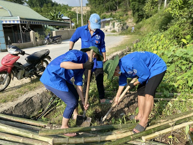 CẦU VỒNG TRÊN BẢN - Sinh viên trường Đại học Thương mại mang &quot; Nắng ấm&quot; đến Mường Lý - Ảnh 11.