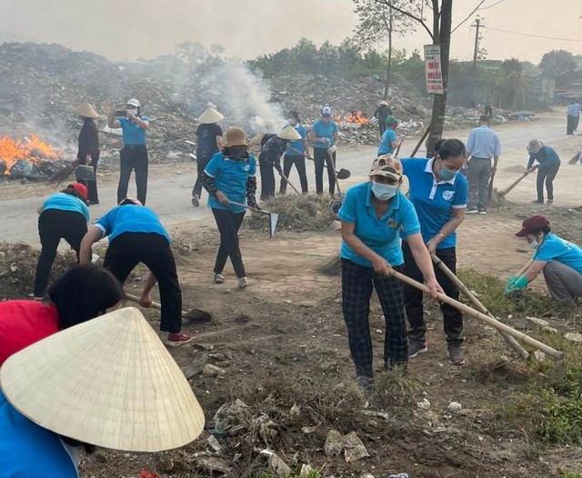 Huy động người, phương tiện dọn bãi rác khổng lồ 'ngự' giữa lòng thành phố - Ảnh 2.