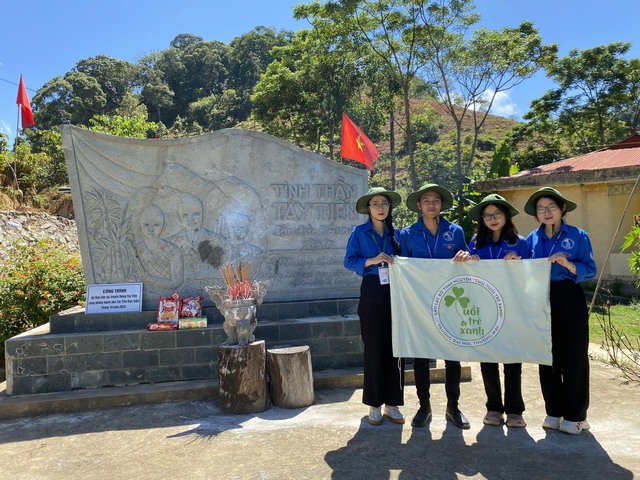 CẦU VỒNG TRÊN BẢN - Sinh viên trường Đại học Thương mại mang &quot; Nắng ấm&quot; đến Mường Lý - Ảnh 3.