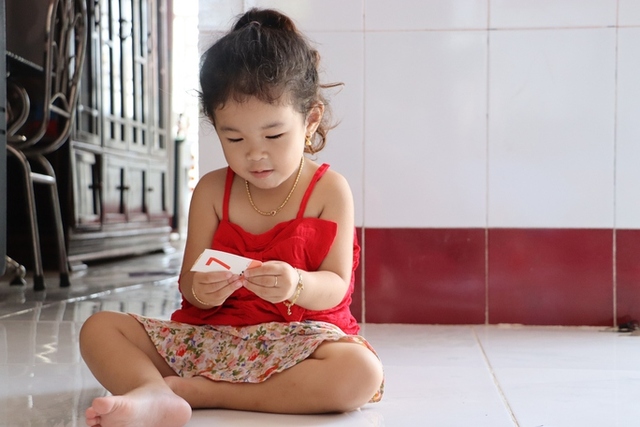 Chuyện lạ: Bé gái ở Cà Mau đọc được chữ và số khi mới hơn 2 tuổi - Ảnh 3.