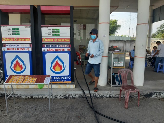 Phát hiện cửa hàng xăng dầu sử dụng nhân viên bán hàng chưa qua đào tạo, huấn luyện nghiệm vụ về bảo vệ môi trường - Ảnh 2.