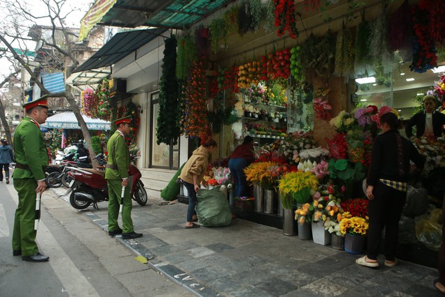 &quot;Cuộc chiến&quot; giành lại vỉa hè ở Hà Nội: 'Có nơi làm, có nơi chưa quyết liệt' - Ảnh 4.