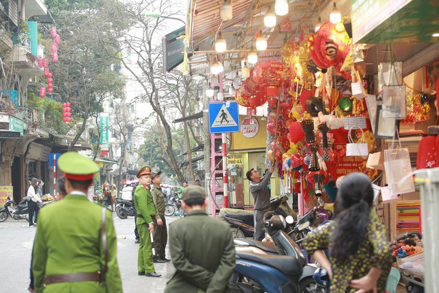 Hà Nội: Các phường đồng loạt ra quân 'dọn' vỉa hè, tiểu thương bê đồ bỏ chạy  - Ảnh 2.