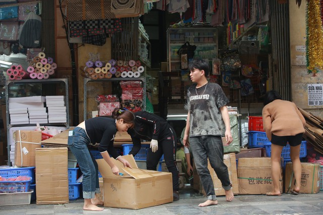 Hà Nội: Các phường đồng loạt ra quân 'dọn' vỉa hè, tiểu thương bê đồ bỏ chạy  - Ảnh 6.