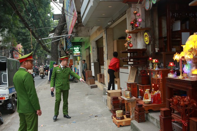 Hà Nội: Các phường đồng loạt ra quân 'dọn' vỉa hè, tiểu thương bê đồ bỏ chạy  - Ảnh 8.