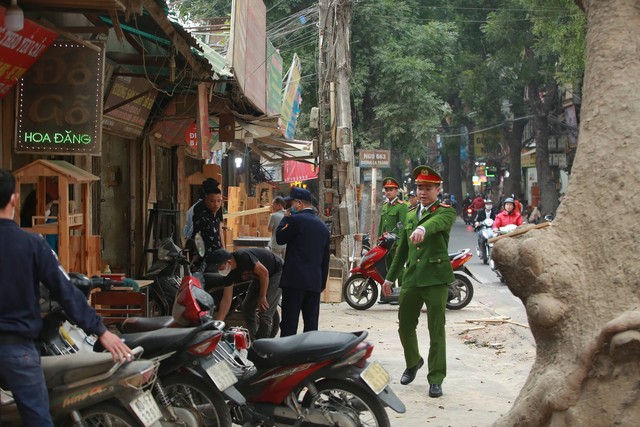 Hà Nội: Các phường đồng loạt ra quân 'dọn' vỉa hè, tiểu thương bê đồ bỏ chạy  - Ảnh 9.